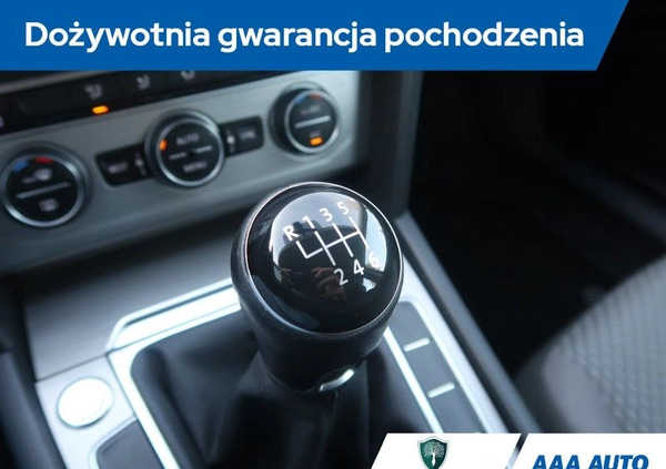 Volkswagen Passat cena 45000 przebieg: 228492, rok produkcji 2015 z Chełmża małe 254